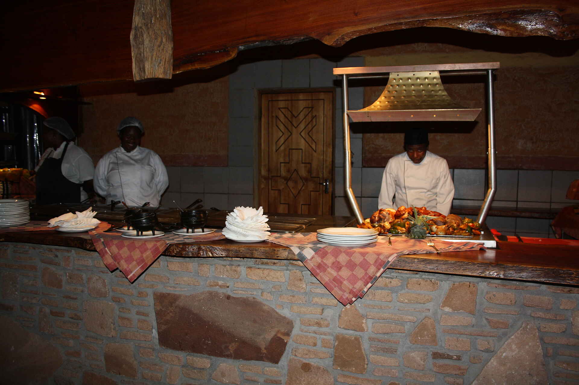 Damaraland, Felsmalereien, Petroglyphen, Twyfelfontein, Twyfelfontein Country Lodge, Uibasen Conservancy, Wüstenelefanten, Abendessen, Buffet, Dinner, Restaurant, Afrikarma, Afrikarma Safaris, Afrikarma Safaris - Wildnis. Hautnah., Afrikarma.de
