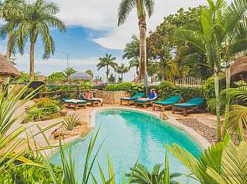 2 Friends Beach Hotel: Pool mit Palmen