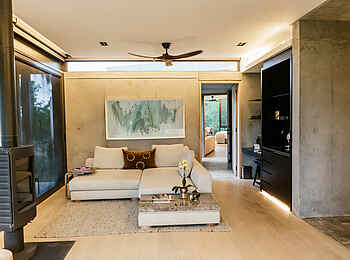 Cheetah Plains Karula House: Suite mit Schlafzimmer und Lounge Cheetah Plains Karula House: Suite mit Schlafzimmer und Lounge