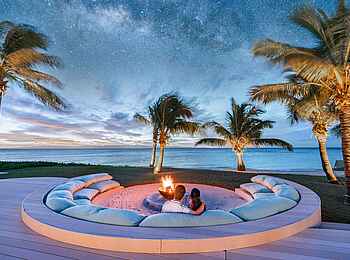 Time + Tide Miavana: Feuer am Strand