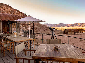 Camp Sossus: Terrasse im Zentralbereich Camp Sossus: Terrasse im Zentralbereich