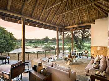 Dulini River Lodge: Lounge des Hauptgebäudes