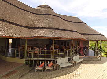 Kasenyi Safari Camp: Deck vor dem Hauptgebäude