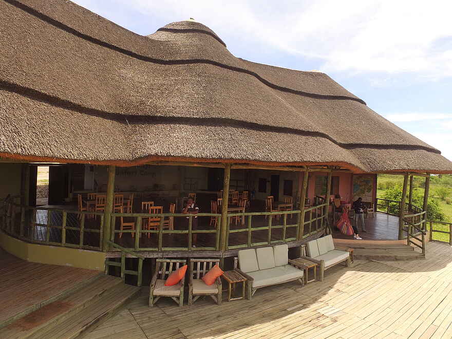 Kasenyi Safari Camp: Deck vor dem Hauptgebäude Kasenyi Safari Camp: Deck vor dem Hauptgebäude