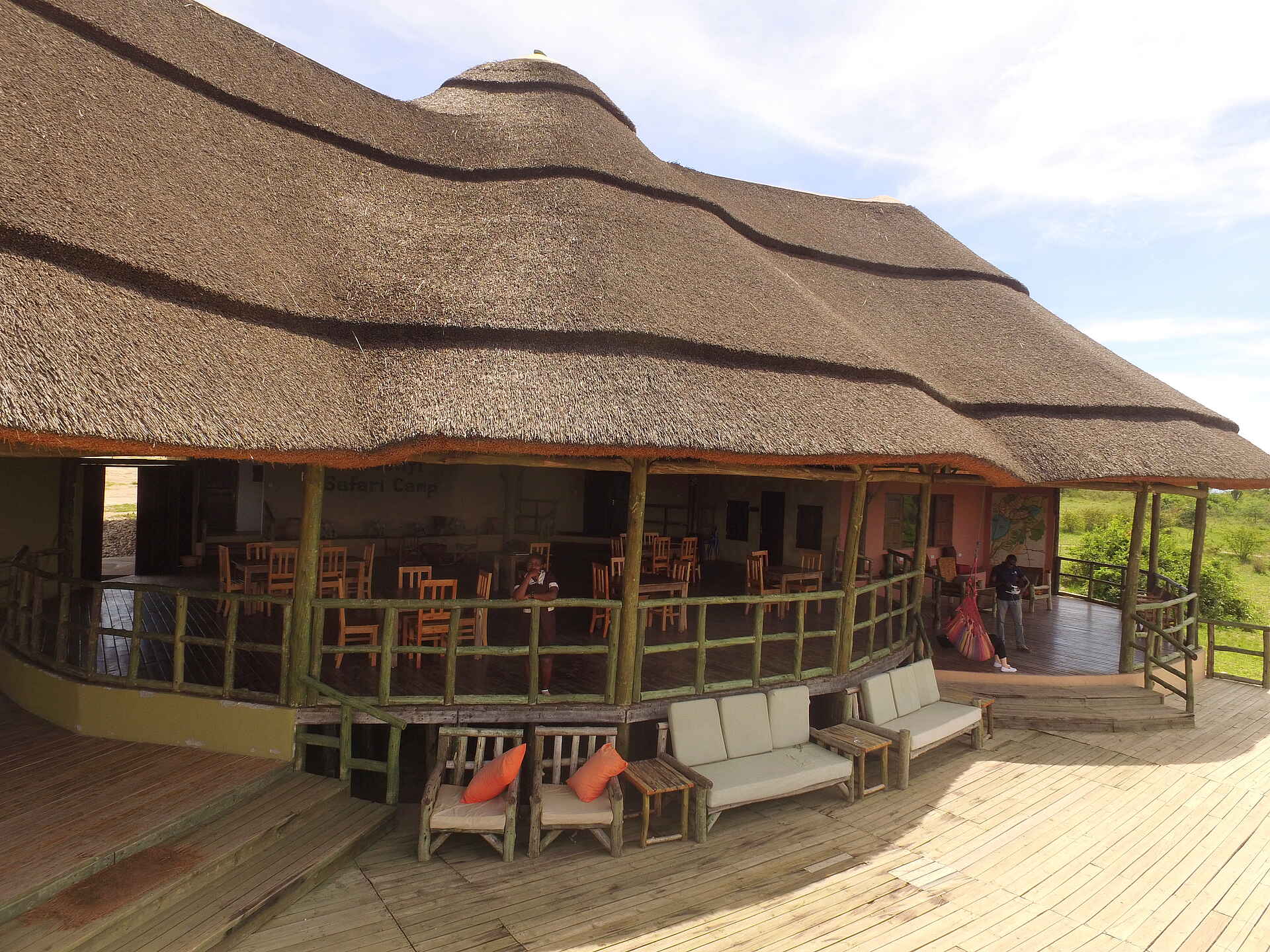 Kasenyi Safari Camp: Deck vor dem Hauptgebäude