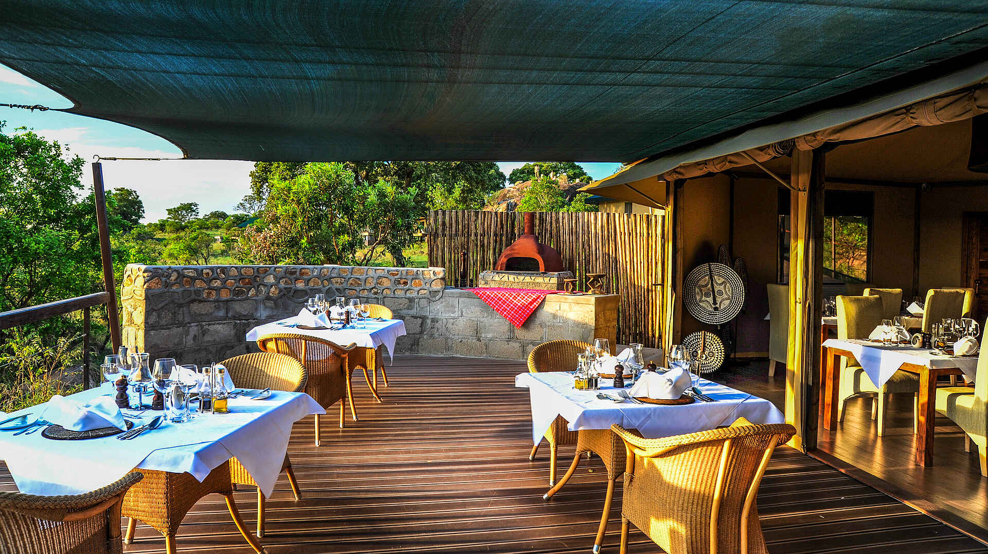 lemala kuria hills, lemala kuria hills bilder, lemala kuria hills lodge, serengeti safari, essen, main area, speisen, veranda