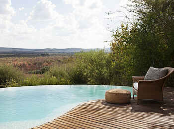 Molori Safari Lodge: Sofa am Pool der Sephiri Family Premier Suite