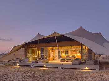 Namiri Plains Camp: Außenansicht Zelt Namiri Plains Camp: Außenansicht Zelt