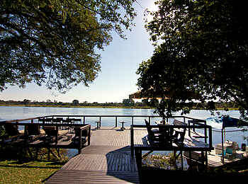 Ndhovu Safari Lodge: Flussdeck mit Liegestühlen und Frühstückstisch Ndhovu Safari Lodge: Flussdeck mit Liegestühlen und Frühstückstisch