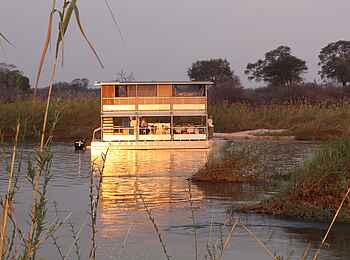 Ndhovu Safari Lodge: Mit dem Hausboot unterwegs Ndhovu Safari Lodge: Mit dem Hausboot unterwegs