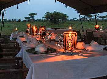 Olaado Camp: Dinnertafel Olaado Camp: Dinnertafel