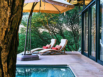 Otjimbondona Kalahari Lodge: Ein Pool mit Sonnenliegen in der Villa Oryx