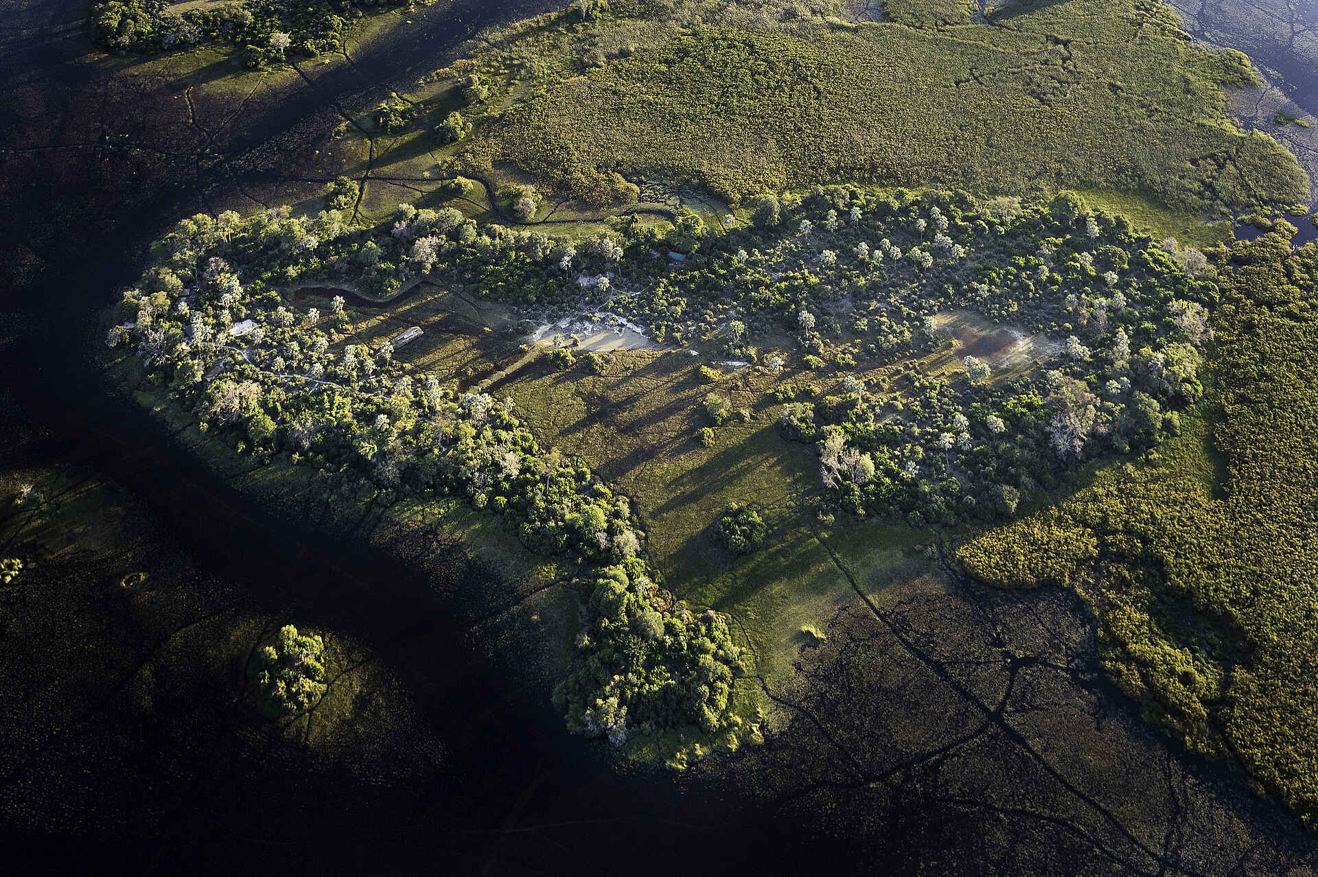 Pelo Camp: Luftbild der Pelo-Insel Adventure Camp, Afrikarma, Jao Konzession, NG 25, Okavango-Delta, Pelo, Pelo Camp, Safari, Insel, Landschaft, Luftbild, Wassercamp, Wilderness Safaris, Afrikarma Safaris, Afrikarma Safaris - Wildnis. Hautnah., afrikarma.de