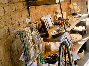 Thorntree River Lodge: Details im Souvenirshop Thorntree River Lodge: Details im Souvenirshop