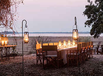 Chikwenya Camp: Beleuchteter Esstisch