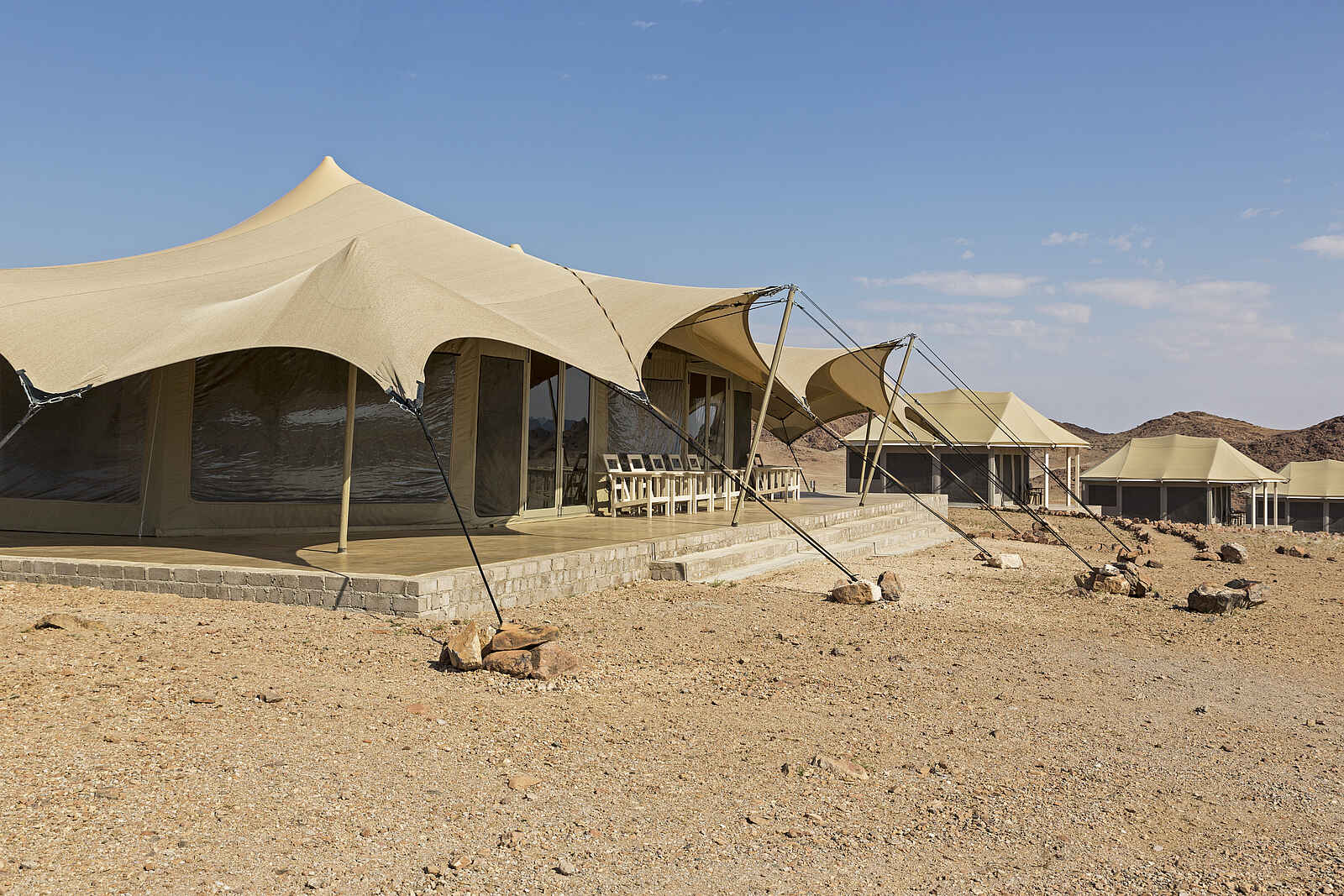 Desert Hills Glamping: Das Hauptzelt und Gästezelte im Hintergrund Desert Hills Glamping: Das Hauptzelt und Gästezelte im Hintergrund