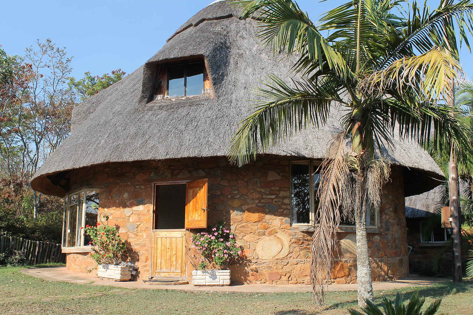 Frog and Fern Cottages: Miombo Cottage - Hütte mit Reetdach Frog and Fern Cottages: Miombo Cottage - Hütte mit Reetdach