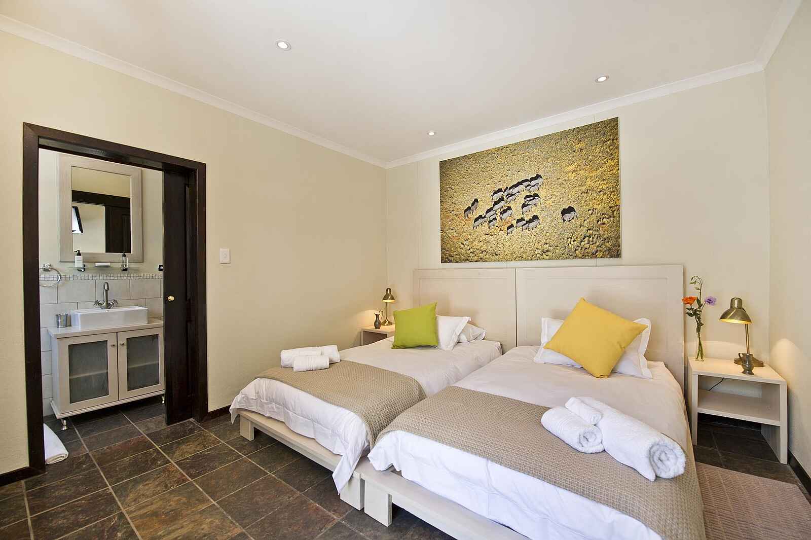 Galton House: Doppelbett und Bad Galton House: Doppelbett und Bad