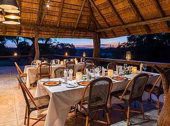 Inyati Game Lodge: Dinner auf der Veranda