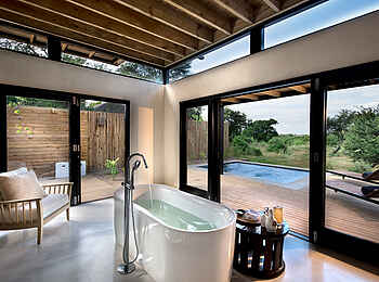 Lion Sands River Lodge: Elegante Badewanne