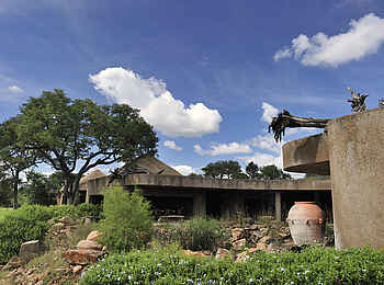 Sabi Sabi Earth Lodge: Hauptlodge von Außen Sabi Sabi Earth Lodge: Hauptlodge von Außen