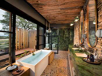 Tengile River Lodge: Großzügiges Badezimmer