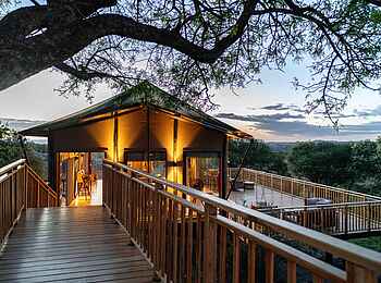 Warangi Ridge Lodge: Lounge und Terrasse