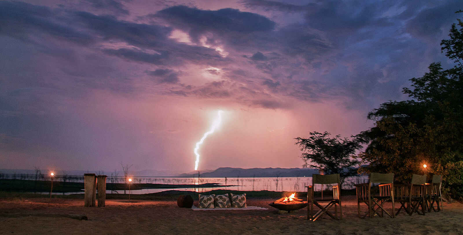 Changa Safari Camp: Gewitter über dem See Changa Safari Camp: Gewitter über dem See