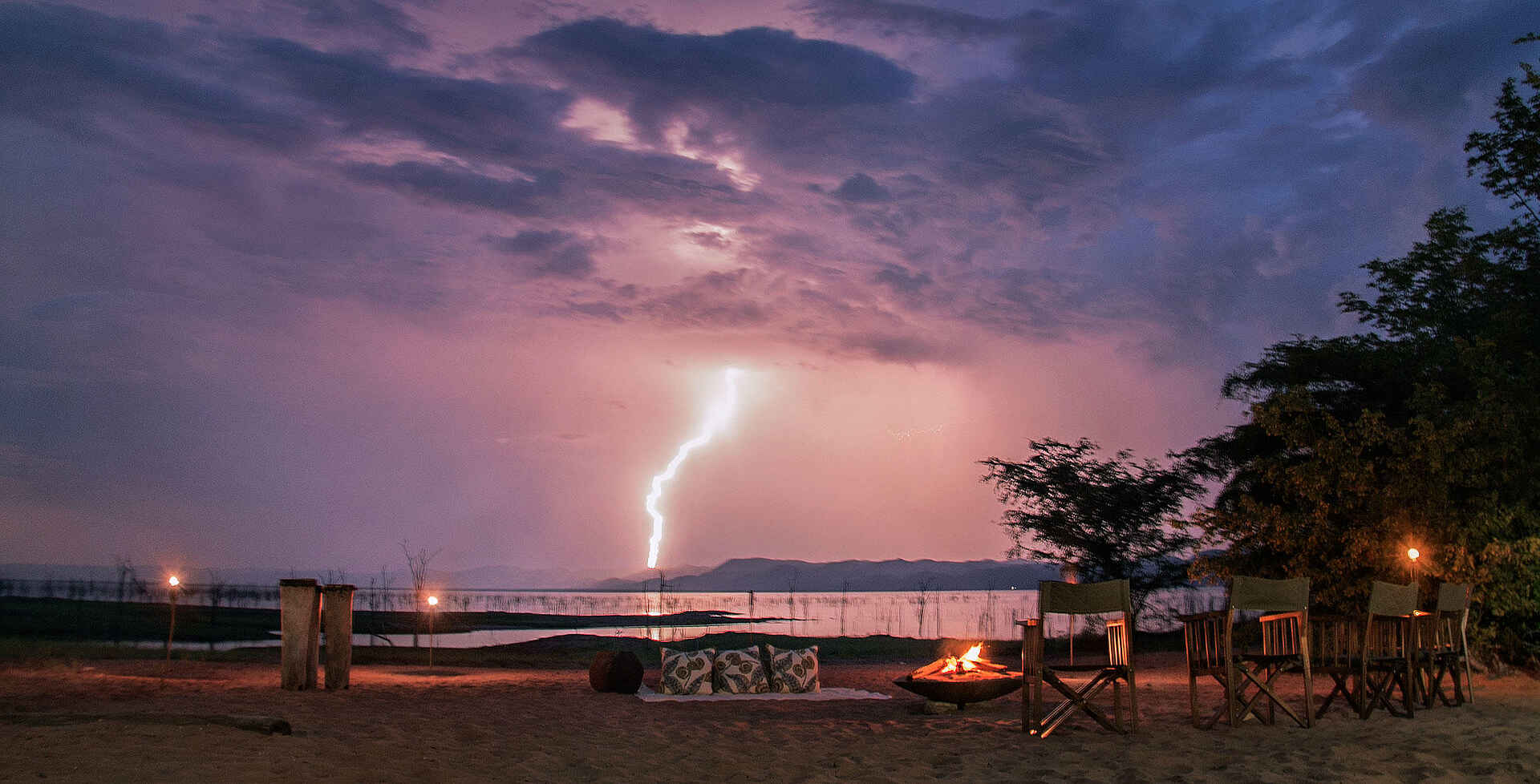 Changa Safari Camp: Gewitter über dem See