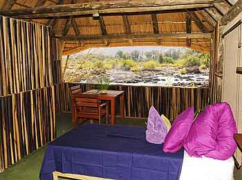 Epupa Falls Lodge: Jedes Chalet hat ein großes Fenster