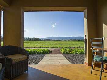 Farmhouse Valley Lodge: Verandaausicht vom Gästezimmer