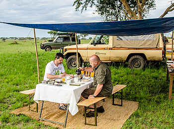 Ishasha Wilderness Camp: Beim Buschfrühstück Ishasha Wilderness Camp: Beim Buschfrühstück