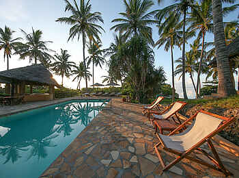 Kinasi Lodge: Pool mit Liegen Kinasi Lodge: Pool mit Liegen