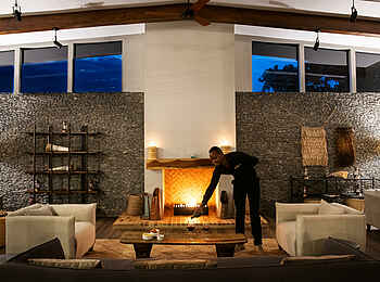 Lemala Mpingo Ridge Lodge: Lounge mit Kamin Lemala Mpingo Ridge Lodge: Lounge mit Kamin