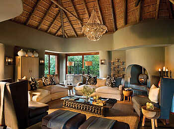 Madikwe Safari Lodge Lelapa: Lounge der Suite mit Kamin
