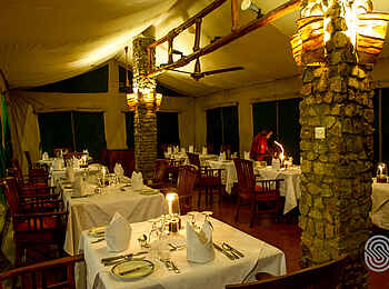 Mbuzi Mawe Serena Camp: Abendbeleuchtung im Speisezelt Mbuzi Mawe Serena Camp: Abendbeleuchtung im Speisezelt