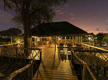 Mogogelo Camp: Zentralbereich am Abend Mogogelo Camp: Zentralbereich am Abend