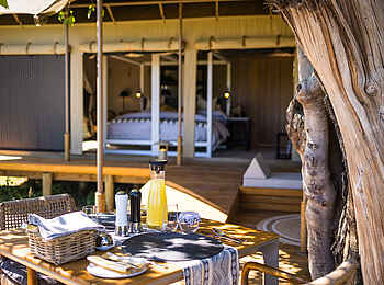 Monachira Camp: Frühstück auf der Terrasse Monachira Camp: Frühstück auf der Terrasse