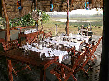 Nanzhila Plains Safari Camp: Gedeckter Tisch Nanzhila Plains Safari Camp: Gedeckter Tisch