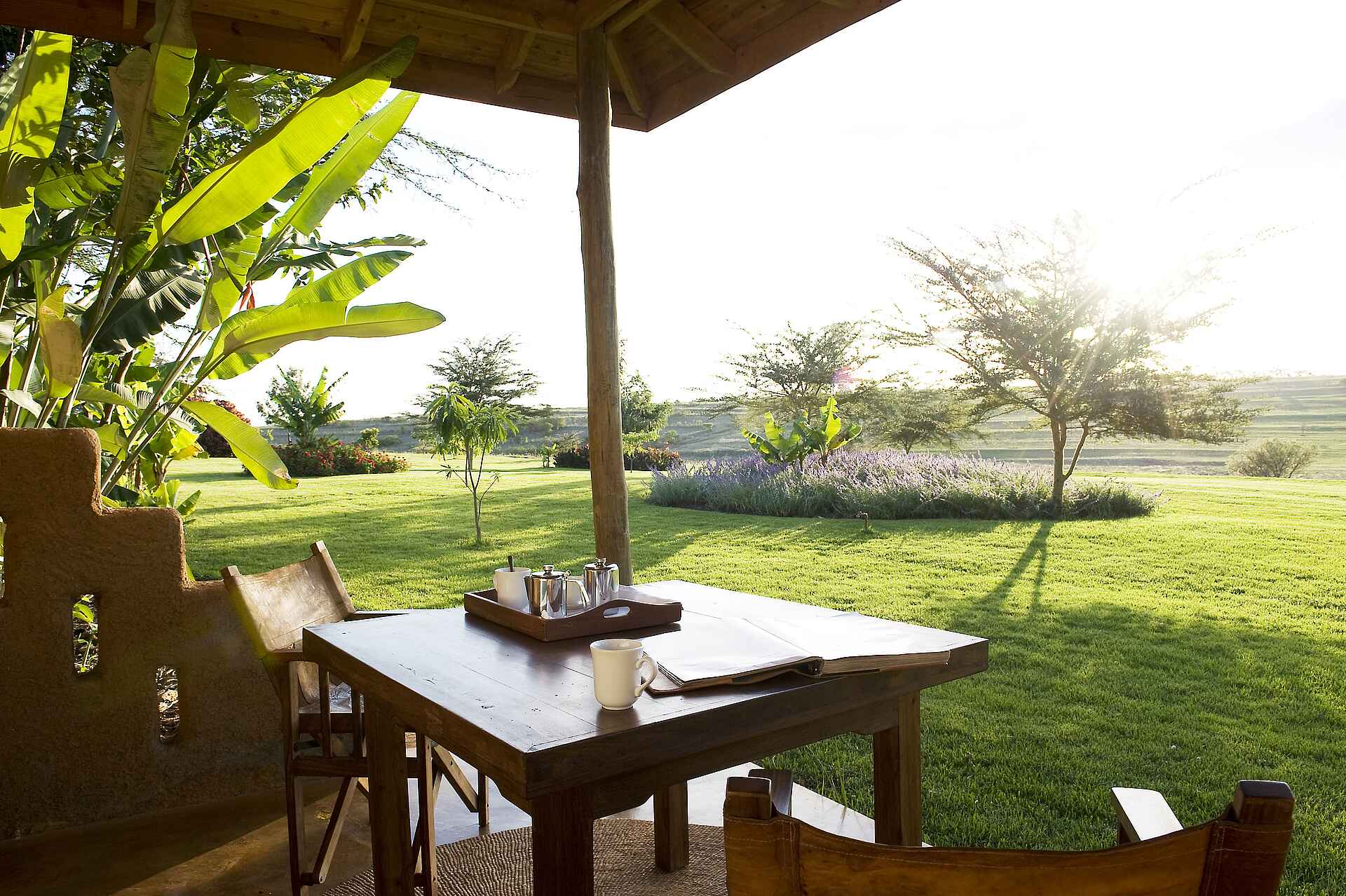 Ngorongoro Farmhouse: Terrasse mit Blick auf den Garten
