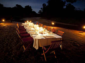 Sala's Camp: Feierliche Dinnertafel Sala's Camp: Feierliche Dinnertafel