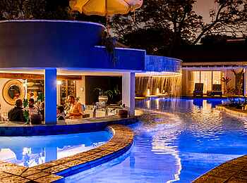 Shongwe Samanzi Lodge: Nachts an der Bar