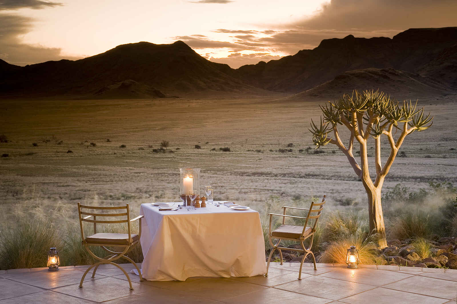 Sossusvlei Desert Lodge: Abendessen bei Sonnenuntergang Sossusvlei Desert Lodge: Abendessen bei Sonnenuntergang
