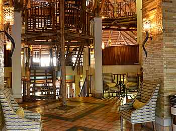 Victoria Falls Safari Lodge: Hauptgebäude mit Treppenhaus