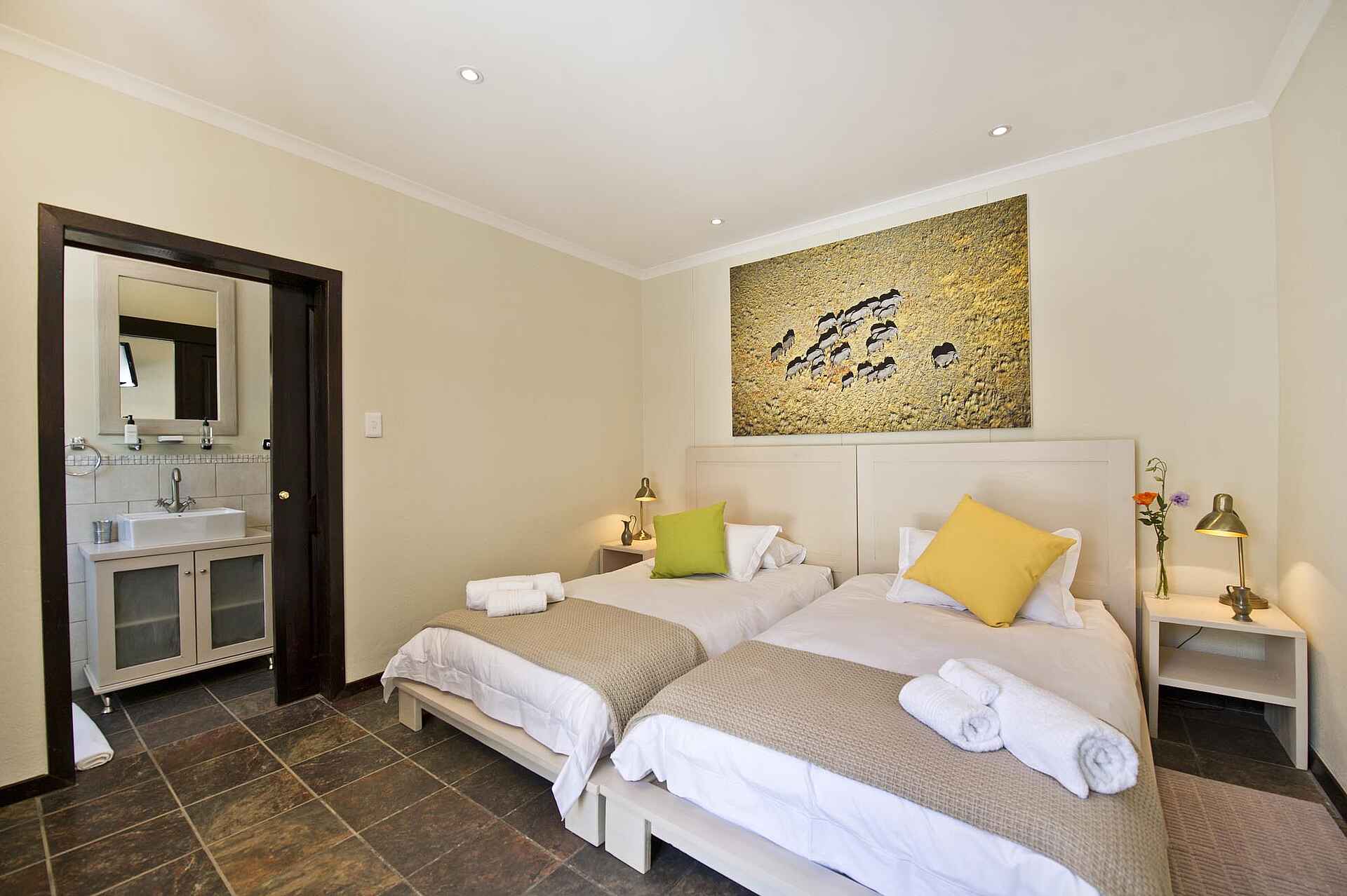 Galton House: Doppelbett und Bad