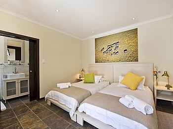 Galton House: Doppelbett und Bad