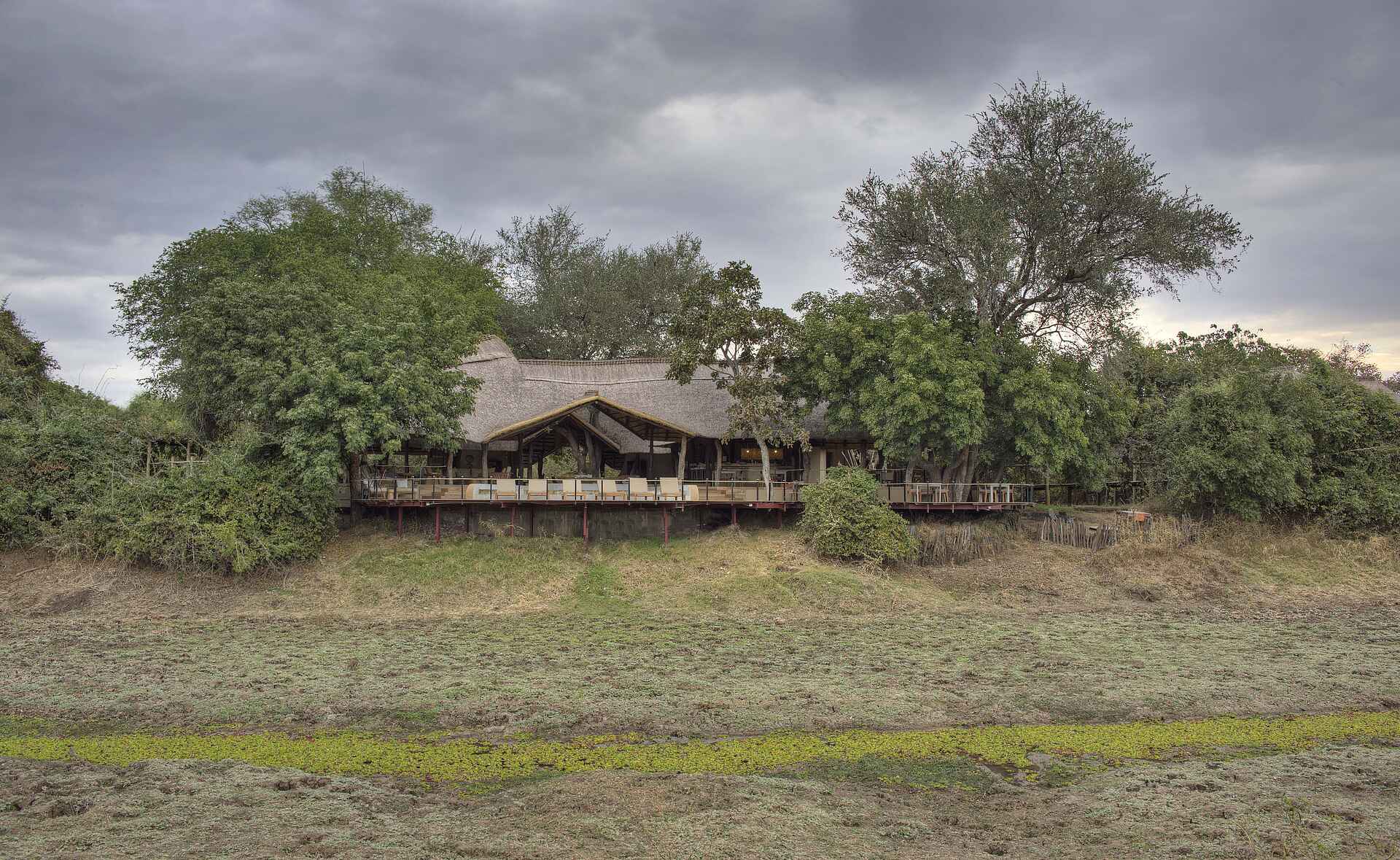 Lion Camp, Luangwa River, South Luangwa National Park, Bäume, Hauptgebäude, Lagune, Afrikarma, Afrikarma Safaris, Afrikarma Safaris. Wildnis. Hautnah., Afrikarma.de