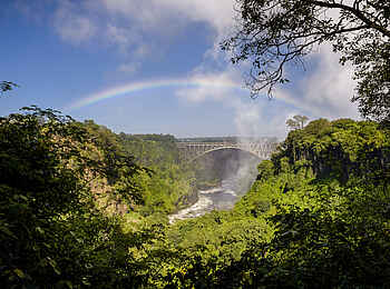 Sanctuary Sussi & Chuma: Regenbogen über die Wasserfälle