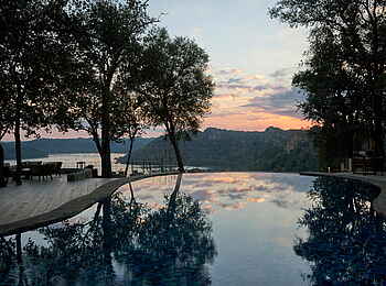 Singita Pamushana Lodge: Sonnenuntergang am Pool