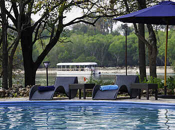 A'Zambezi River Lodge: Blick vom Pool zum Sambesi A'Zambezi River Lodge: Blick vom Pool zum Sambesi